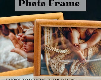 Pode incluir: Duas molduras de fotos de madeira com acabamento castanho claro. As molduras contêm imagens de pés de bebé e de um bebé. O texto na parte superior diz "Custom Voice Photo Frame" e o texto na parte inferior diz "A VOICE TO REMEMBER THE DAY YOU ARRIVED".