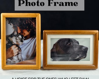 Pode incluir: Duas molduras de fotos de madeira, uma retangular e outra quadrada, exibem fotos de uma pessoa com um gato e um cão preto. As molduras têm um acabamento castanho claro. O texto na parte superior diz "Custom Voice Photo Frame" e na parte inferior, "A VOICE FOR THE ONES WHO LEFT PAW PRINTS ON OUR HEARTS."