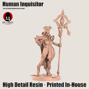 Puede incluir: Figura de resina beige de un Inquisidor Humano, sosteniendo un bastón. La figura lleva un atuendo detallado con un tocado. El texto "Human Inquisitor" y "High Detail Resin" son visibles. También está presente el logotipo de Bite the Bullet.