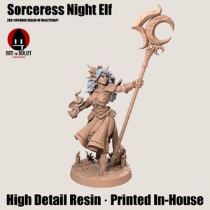 Könnte beinhalten: Detaillierte Resin-Figur einer Nachtelfen-Zauberin, die einen Stab mit halbmondförmiger Spitze hält. Die Figur befindet sich in einer dynamischen Pose und trägt eine Rüstung und ein fließendes Kleid. Der Sockel enthält Kerzen. Der Text auf dem Bild lautet "Sorceress Night Elf".