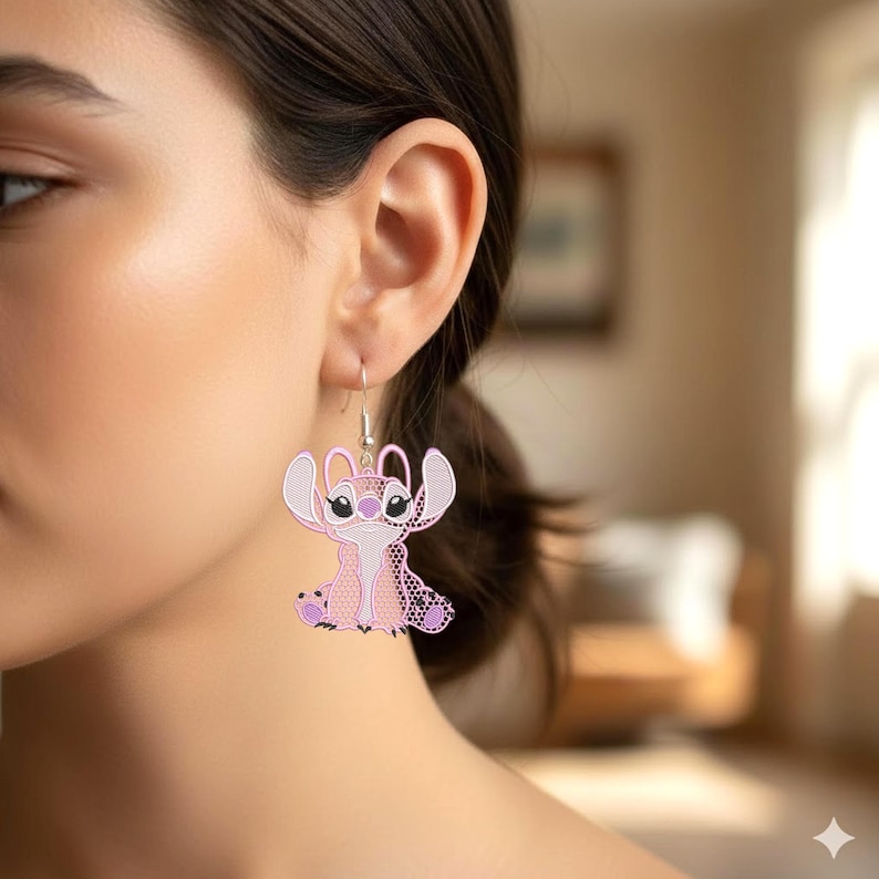 Puede incluir: Un juego de tres tazas de cer&aacute;mica con un acabado mate moteado. Las tazas son de color crema, gris claro y gris oscuro. Cada taza tiene un dise&ntilde;o simple y minimalista y un asa redondeada.