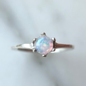 Delicato anello in argento con pietra preziosa: scegli la tua pietra tra 10 opzioni