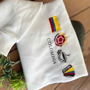 Kolumbien besticktes Sweatshirt, Flaggenkaffee Fußball Hoodie, kolumbianisches Stolz-Hemd, Geschenk für Liebhaber des lateinischen Erbes, Unisex-Passform, EU-Größe