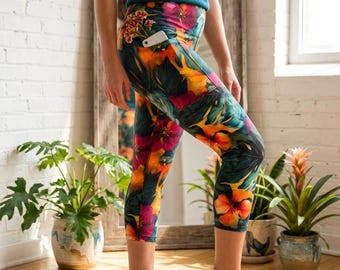 Tropical Floral Capri Leggings with Pockets, High Waisted Summer Hibiscus Print Yoga Pants