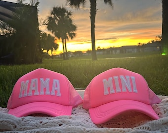 Mama & Mini matchande hattar: Specialdesignat tvillingset