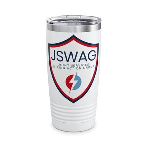 Pode incluir: Caneca térmica branca com tampa prateada. A caneca apresenta um logotipo em forma de escudo com o texto "JSWAG JOINT SERVICES WIRING ACTION GROUP". O logotipo inclui um raio vermelho e azul.