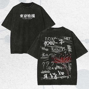 Puede incluir: Camiseta gris oscuro con texto japonés blanco en la parte delantera y texto garabateado y una flor roja en la parte trasera. La camiseta tiene un aspecto vintage y desgastado.