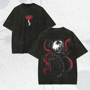 Puede incluir: Camiseta negra con un diseño floral rojo y blanco en la parte delantera y una ilustración detallada de estilo anime en la parte trasera. El diseño incluye un personaje con pelo blanco y detalles rojos.