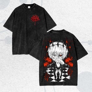 Puede incluir: Camiseta negra con un diseño de flor roja en la parte delantera y una ilustración detallada de estilo anime en la parte trasera. El diseño trasero incluye un personaje con cabello blanco, un ojo rojo y una corona, junto con detalles florales rojos.