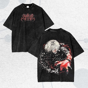 Puede incluir: Dos camisetas negras con un aspecto vintage desgastado. Una camiseta presenta un logotipo rojo estilizado en la parte delantera. La otra muestra un gráfico detallado en la parte trasera, que representa una figura con cabello blanco y detalles en rojo.