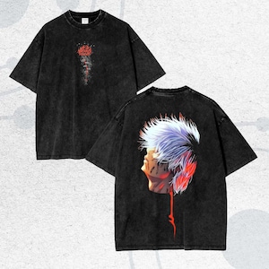 Puede incluir: Dos camisetas negras con diseños gráficos. Una camiseta presenta un diseño rojo y blanco en forma de medusa en la parte delantera. La otra camiseta muestra el perfil de una persona con cabello blanco y azul y detalles en rojo en la espalda.