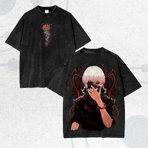 Puede incluir: Camiseta negra con diseños delanteros y traseros. La parte delantera muestra un diseño floral rojo, mientras que la trasera presenta un personaje de anime con cabello blanco y una máscara, con detalles rojos. La camiseta tiene un efecto lavado vintage.