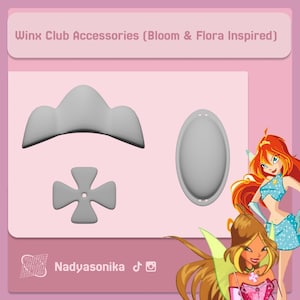 Op de afbeelding: Een lichtgrijze set Winx Club-accessoires, waaronder een kroon, een kruisvormig ontwerp en een ovaalvormig item. De tekst "Winx Club Accessories (Bloom & Flora Inspired)" staat bovenaan. De onderkant van de afbeelding bevat de tekst "Nadyasonika".