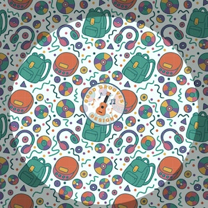 Può includere: Un motivo ripetuto di zaini verde acqua, lettori CD arancioni, CD colorati e cuffie viola su sfondo bianco. Il design include note musicali, triangoli e il testo "GOOD GROOVES DESIGNS" in un logo circolare.