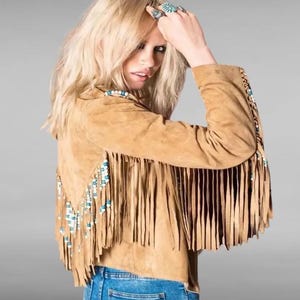 Chaqueta vaquera de ante con flecos largos y cuentas estilo western para mujer. Chaqueta vaquera de ante con flecos estilo western para mujer.