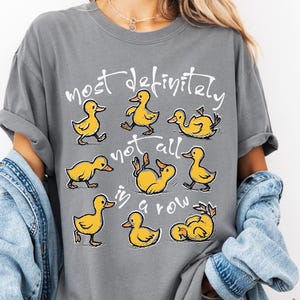 Comfort Colors® Die meisten sind definitiv nicht alle in einer Reihe Shirt, lustiges Enten-Shirt, Snarky Enten, lustiges Shirt für psychische Gesundheit, niedliches Tier-Grafik-T-Shirt