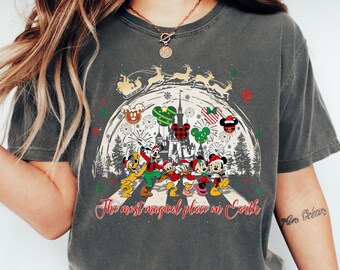 Camiseta Comfort Colors® "El lugar más mágico del mundo", camiseta navideña de Mickey y sus amigos, camiseta navideña del Reino Mágico, camiseta familiar de Disney