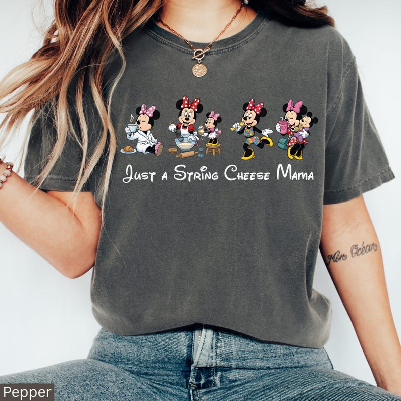 Op de afbeelding: Een set van drie keramische mokken met een gespikkelde, matte afwerking. De mokken zijn in tinten cr&egrave;me, lichtgrijs en donkergrijs. Elke mok heeft een eenvoudig, minimalistisch ontwerp, perfect voor koffie of thee.