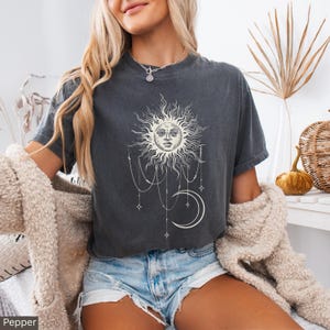 Camiseta Comfort Colors® Widow's Bay Patricia, camiseta con estampado Celestial Sun, camiseta Mystic Sun and Moon, ropa estilo bruja Cottagecore imagen 7