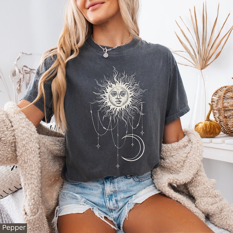 Camiseta Comfort Colors® Widow's Bay Patricia, camiseta con estampado Celestial Sun, camiseta Mystic Sun and Moon, ropa estilo bruja Cottagecore imagen 7