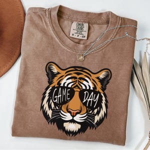 Tigres Comfort Colors® avec des lunettes pour le jour du match, mascotte du jour du match, t-shirt de football, t-shirt football mom, joli t-shirt le jour du match, t-shirt mascotte