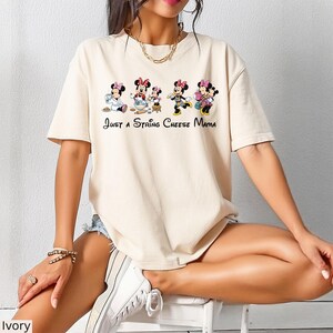 Comfort Colors® Just A String Mama Minnie Mouse-shirt, Moederdagcadeau, trendy moederschap grafisch T-shirt, grappig Disney-T-shirt moeder afbeelding 2