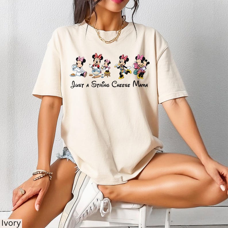 Comfort Colors® Just A String Mama Minnie Mouse-shirt, Moederdagcadeau, trendy moederschap grafisch T-shirt, grappig Disney-T-shirt moeder afbeelding 2