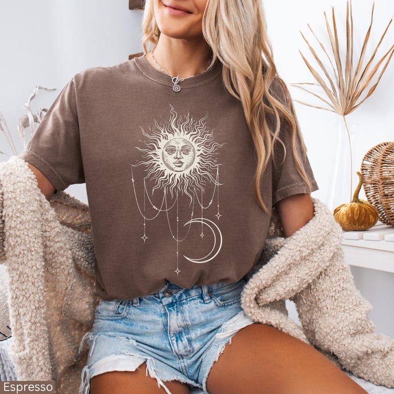 Camiseta Comfort Colors® Widow's Bay Patricia, camiseta con estampado Celestial Sun, camiseta Mystic Sun and Moon, ropa estilo bruja Cottagecore imagen 6