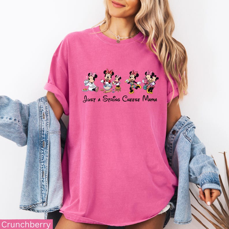 Op de afbeelding: Een felroze t-shirt met de tekst "Just a String Cheese Mama" en een afbeelding van Minnie Mouse-personages. Het shirt heeft een comfortabele, casual stijl, perfect voor dagelijks gebruik.