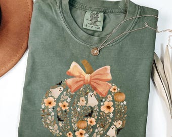 Maglietta vintage con stampa floreale a forma di zucca Comfort Colors®, maglietta autunnale con stampa floreale a forma di zucca, maglietta fantasma di Halloween Coquette, maglietta spettrale con fiocco di Halloween per ragazze
