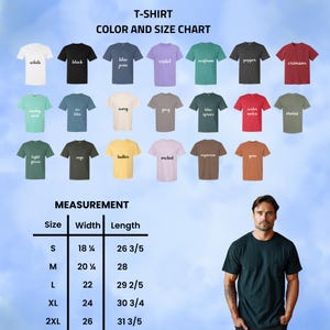 Op de afbeelding: Een kleuren- en maattabel voor t-shirts, met verschillende kleuren zoals wit, zwart en blauwe spijkerbroek. De tabel bevat afmetingen voor maten S tot 2XL, met breedtes van 46.36 cm tot 66.04 cm en lengtes van 67.5 cm tot 80.2 cm.