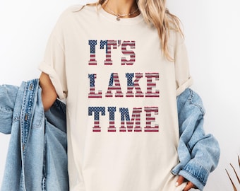 Comfort Colors® It’s Lake Time Tシャツ、愛国的な湖畔生活シャツ、アメリカ国旗Tシャツ、独立記念日の湖畔愛好家へのギフト、サマーバケーションアメリカTシャツ