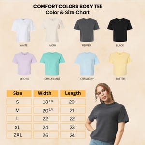 K&ouml;nnte beinhalten: Eine Farb- und Gr&ouml;&szlig;entabelle f&uuml;r Comfort Colors Boxy-T-Shirts. Die Tabelle zeigt verschiedene T-Shirt-Farben, darunter Wei&szlig;, Elfenbein, Pfeffer und Schwarz. Die Gr&ouml;&szlig;entabelle zeigt die Ma&szlig;e f&uuml;r die Gr&ouml;&szlig;en S bis 2XL, mit einer Breite von 46,36 bis 66,04 cm und einer L&auml;nge von 50,8 bis 60,96 cm.