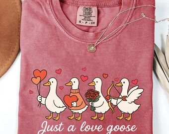Comfort Colors® Just a Love Goose バレンタインデーTシャツ、面白いバレンタインシャツ、ロマンチックなグースTシャツ、かわいいグース好きTシャツ、バレンタインデーギフト
