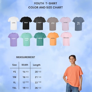 Op de afbeelding: Een kleuren- en maattabel voor jeugd-T-shirts. De tabel toont T-shirts in verschillende kleuren, waaronder wit, zwart en blauwe jeans. Er worden maten gegeven voor de maten YS, YM, YL en YXL, met breedtes van 36,8 tot 49,5 cm en lengtes van 52,1 tot 67,3 cm.
