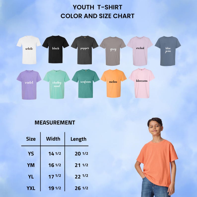 Op de afbeelding: Een kleuren- en maattabel voor jeugd-T-shirts. De tabel toont T-shirts in verschillende kleuren, waaronder wit, zwart en blauwe jeans. Er worden maten gegeven voor de maten YS, YM, YL en YXL, met breedtes van 36,8 tot 49,5 cm en lengtes van 52,1 tot 67,3 cm.
