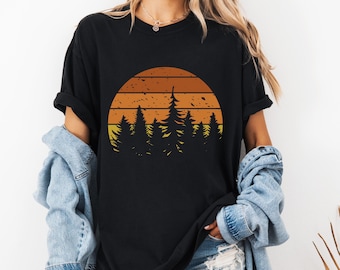 Comfort Colors® Retro Sunset Forest T-Shirt, Vintage Natur-T-Shirt, Outdoor-Abenteuer-Shirt, Unisex-Wandershirt. Bergliebhaber Geschenk