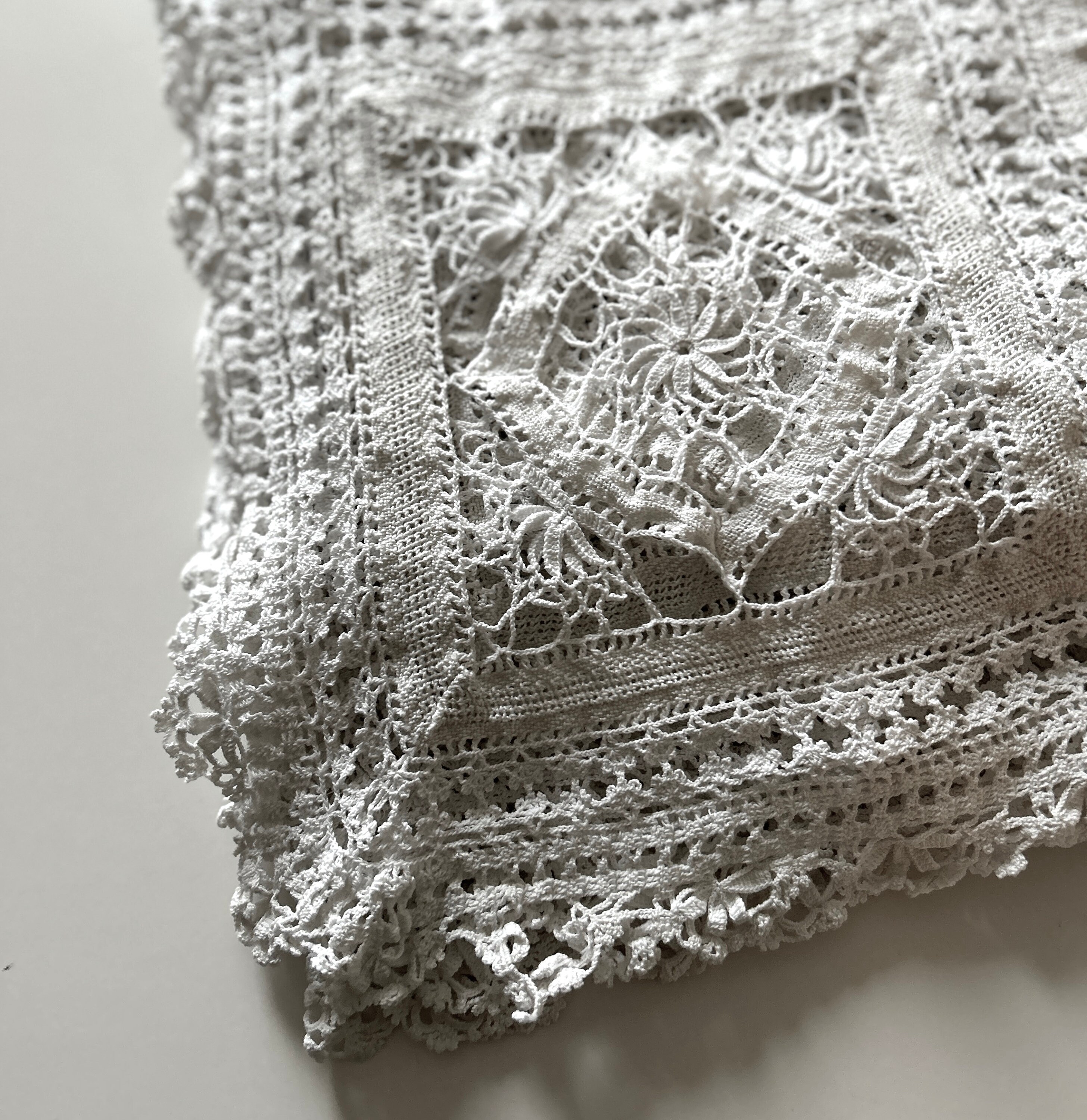 ベット　上掛け　手編み　レース レースの縁取りが入った手編みのヴィンテージ フレンチベッド カバー