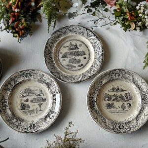 Assiettes anciennes en rébus, France, groupe de 3 assiettes à dessert différentes