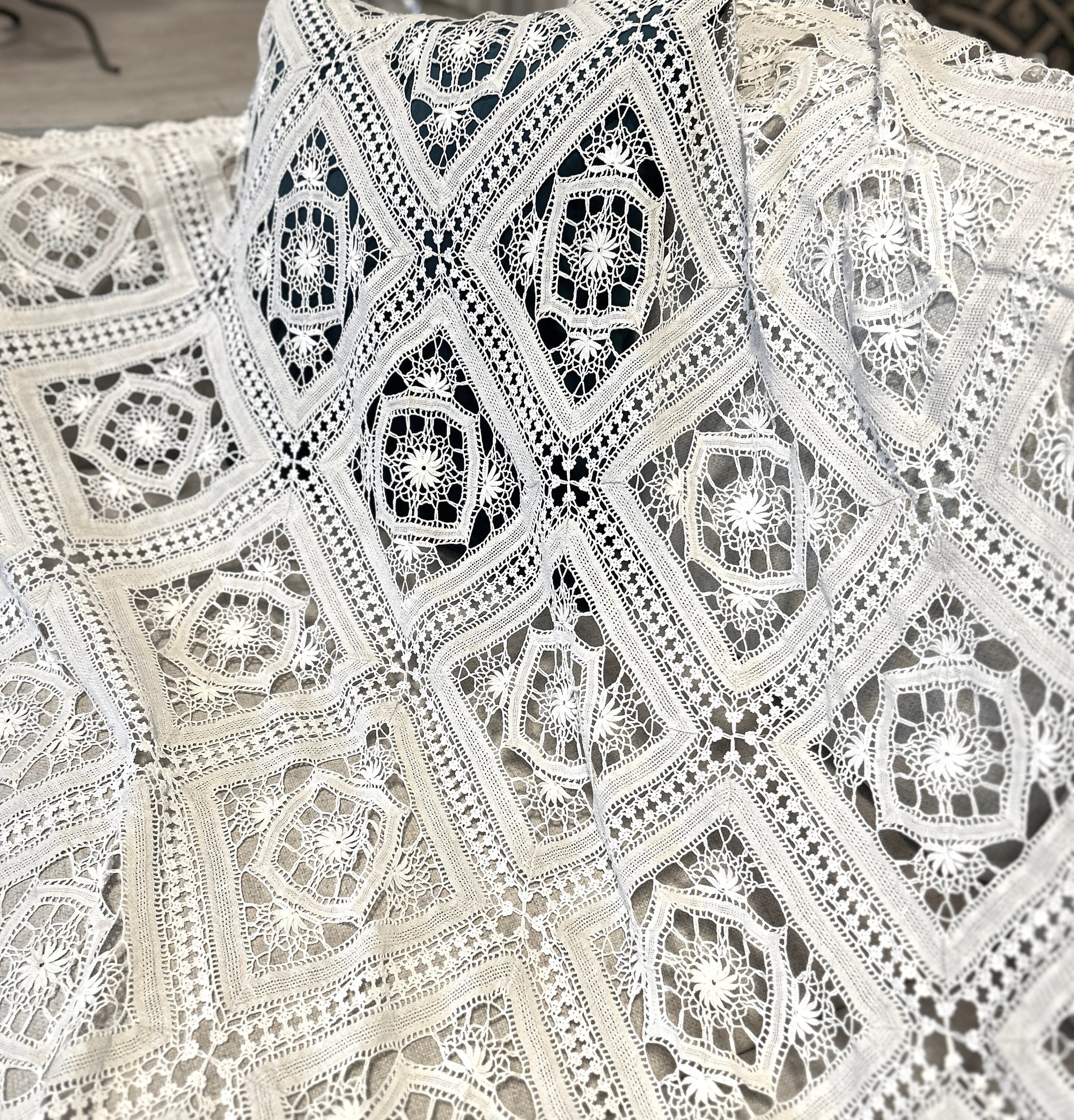 レースの縁取りが入った手編みのヴィンテージ フレンチベッド カバー