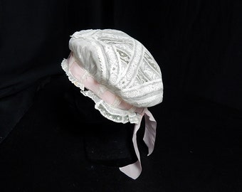 Coiffe antique ou bonnet d'enfant brodé à la main, France