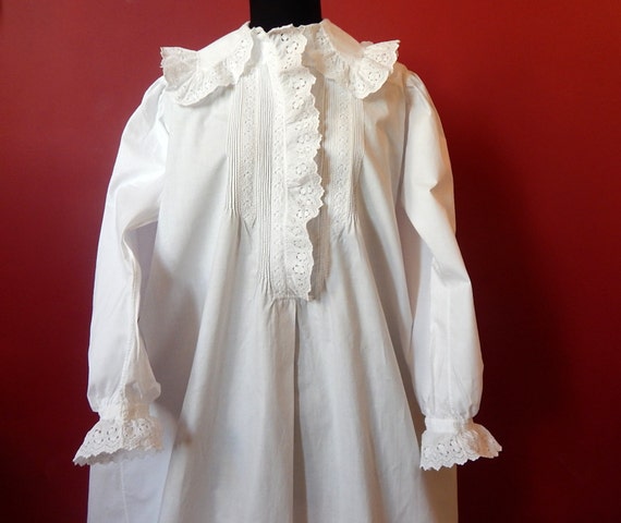 RESERVED Victorian Nightgown Vintage in fine Cotto