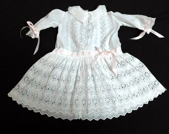 Robe édouardienne vintage française pour tout-petit avec beaucoup de broderie