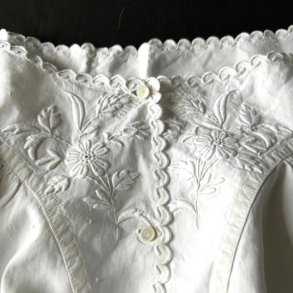 Chemise de nuit vintage française en lin avec riche broderie à la main