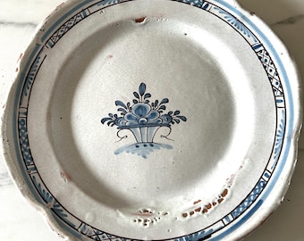 Plat ancien français « Cul Noir » de la fin des années 1700 au début des années 1800 en grès peint à la main