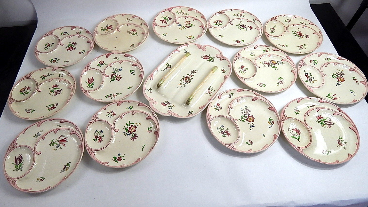 13 Français Assiettes d'asperges Majolique Millésimées et Serveur de Sarreguemines