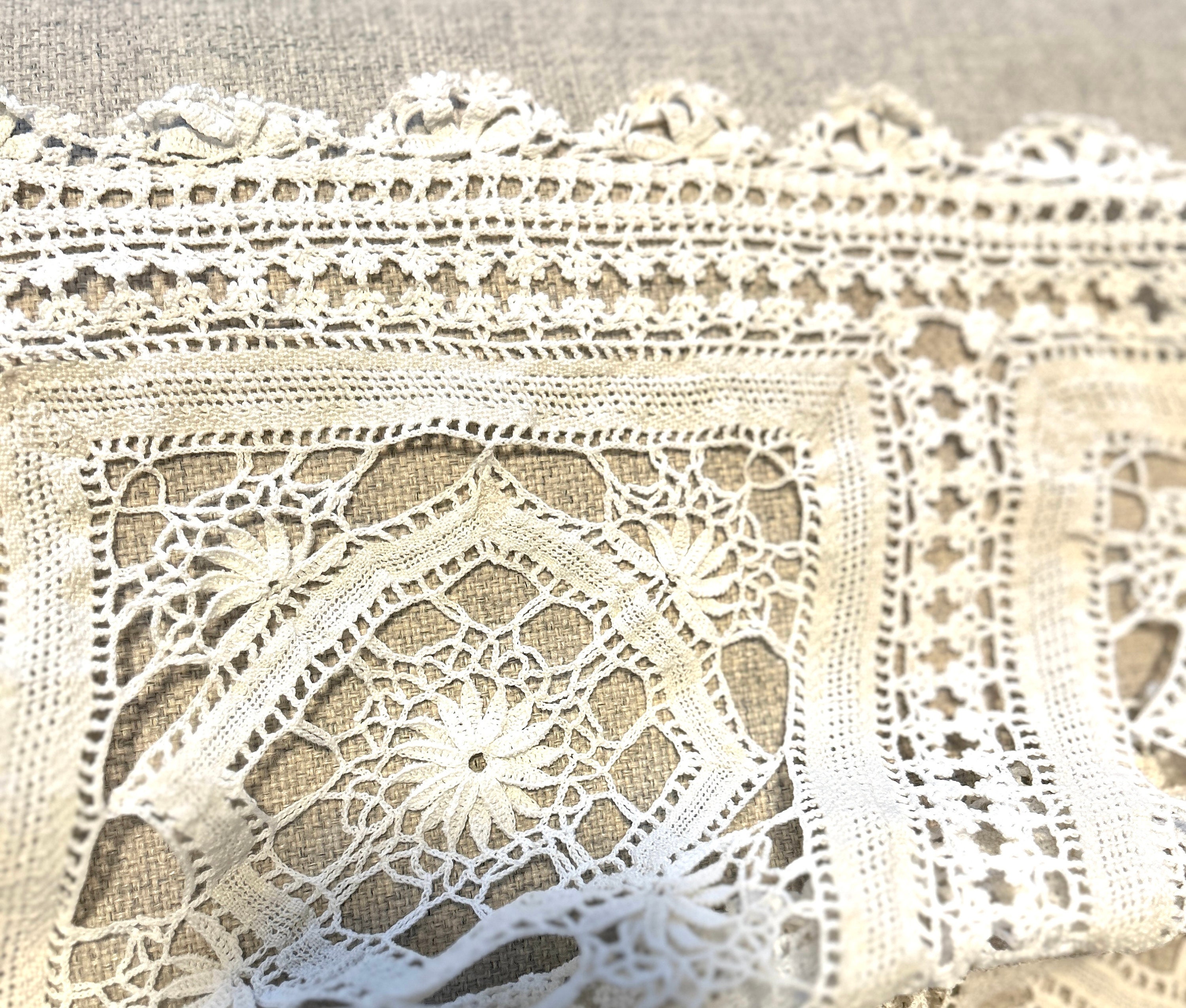 レースの縁取りが入った手編みのヴィンテージ フレンチベッド カバー