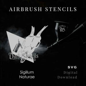 Puede incluir: Plantillas de aerógrafo con un diseño de calavera y el texto "Dark Stencils" y "Sigillum Naturae". La imagen también incluye una herramienta de aerógrafo y el texto "SVG Digital Download". El diseño es blanco sobre un fondo oscuro.