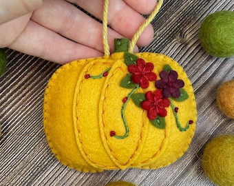 Felt pumpkins ornaments for fall, pumpkin decorations, handmade pumpkins, felt ornaments for fall and Thanksgiving, autumn decor