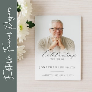 Könnte beinhalten: Ein Trauerprogramm mit einem Foto eines lächelnden älteren Mannes mit Brille. Das Programm enthält den Text "Celebrating the Life of Jonathan Lee Smith" und die Daten "5. Januar 1953 - 12. Juli 2025". Die Worte "Bearbeitbares Trauerprogramm" stehen links.